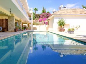 ein Pool vor einem Haus in der Unterkunft Jasmine Dreams 1bed Apt Wpool in Kouklia