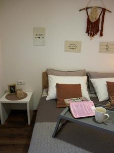 een kamer met een bed en een tafel met een koffiekopje bij Infinity in Šibenik