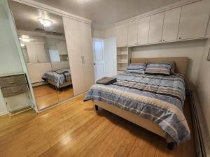 a bedroom with a large bed and a large mirror at Cosy Modern Home Mins to NYC! in Union City