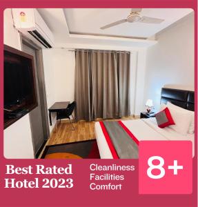 ein Hotelzimmer mit einem Bett und einem Flachbild-TV in der Unterkunft Hotel At Residency Kaushambi Couple Friendly in Ghaziabad