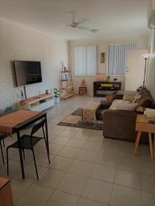 南黑德蘭的住宿－South Hedland Accomodation - Nice - Tidy - Secure，带沙发和电视的客厅