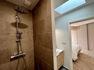 a bathroom with a shower in a room at Villa Gaïa - 2 suites lits King size et salles de bain privatives - parking privé - 10 minutes Eurexpo - Aéroport - Groupama Stadium in Genas +15 photos