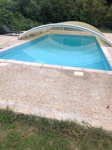 ein großer Pool mit Avisor um ihn herum in der Unterkunft Cottage La Halouère in Saint-Philbert-du-Peuple + 3 Fotos
