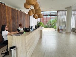 Due donne sedute al bancone in un ufficio di Ilê de Pipa Resort a Pipa Altre 36 foto