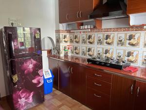 una cucina con frigorifero e piano di lavoro di J.J bed and breakfast a Port Blair