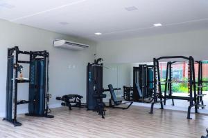 una palestra con diversi tapis roulant in una stanza di Ilê de Pipa Resort a Pipa