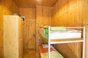 Palanda nebo palandy na pokoji v ubytování Green Jurmala Hostel