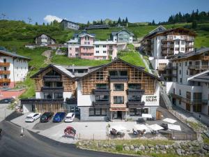 um grande edifício com um telhado de relva em cima em CARPE SOLEM Jules em Obertauern