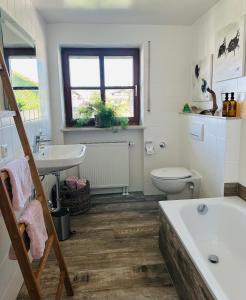 La salle de bains est pourvue d'une baignoire, de toilettes et d'un lavabo. dans l'établissement annes*glück, à Füssen