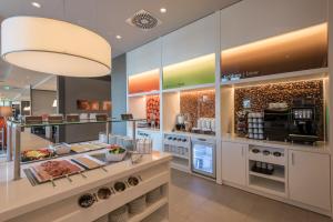 un ristorante a buffet con cibo di Hampton By Hilton Freiburg a Friburgo in Brisgovia