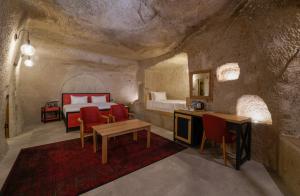 Postel nebo postele na pokoji v ubytování The Niche Cave Hotel