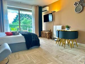 een slaapkamer met een bed, een bureau en een televisie bij Cannes Marina Mandelieu in Mandelieu-la-Napoule