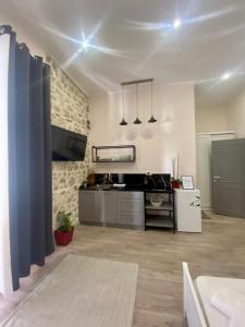 un salon avec une cuisine et un comptoir dans l'établissement CityCenter Studios, à Saranda