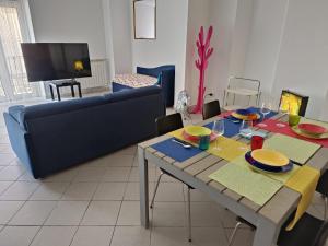 salon ze stołem i kanapą w obiekcie KuneKune MONOLOCALE w mieście Albissola Marina