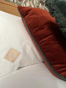um close-up de uma almofada sobre uma cama em Smallis Apartment em Conversano