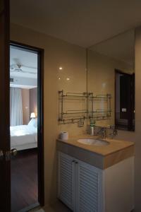 La salle de bains est pourvue d'un lavabo, d'un miroir et d'un lit. dans l'établissement Bangkok Downtown 2bedrooms3bth Near Asoke Btsmrt No1, à Bang Kapi