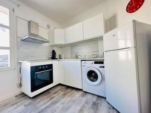 uma cozinha com um frigorífico e uma máquina de lavar roupa em L'escale Laonnoise em Laon