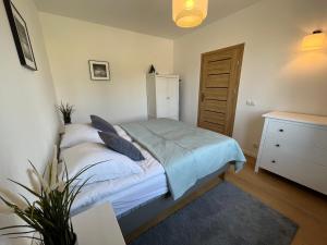 Łóżko lub łóżka w pokoju w obiekcie Apartament z ogrodem