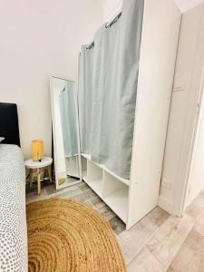 um quarto com um armário com um espelho e um tapete em L'escale Laonnoise em Laon