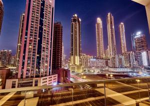 Nespecifikovaný výhled na destinaci Dubaj nebo výhled na město při pohledu z apartmánu