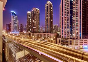 Nespecifikovaný výhled na destinaci Dubaj nebo výhled na město při pohledu z apartmánu