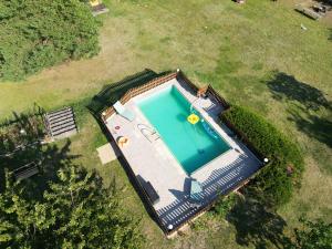 an overhead view of a swimming pool in a yard at Siedlisko Pili Pili in Sorkwity