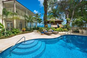 - une piscine en face d'une maison dans l'établissement Hemingway House Blue Sky Luxury, à Saint Peter
