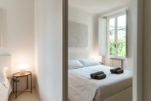 Postel nebo postele na pokoji v ubytování Giuliny Lovely Flat - The House Of Travelers + 41 fotografií