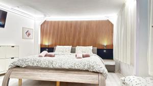 een slaapkamer met een groot bed en een groot raam bij Yes, yes! lovely apartment good amenities Budapest center in Boedapest