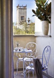 a dining room table with chairs and a window at Rambla 102 in Barcelona