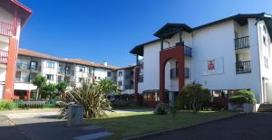 una fila de edificios de apartamentos en un patio en VVF Urrugne Saint-Jean-de-Luz Côte Basque, en Urrugne