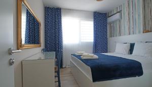 Ένα ή περισσότερα κρεβάτια σε δωμάτιο στο Blue Eye Apartment