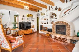 a living room with a fireplace and a tv at N'Antiga in Sant Lluis