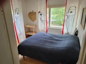 a bedroom with drawings of cats on the wall at Loviisan Limu in Loviisa