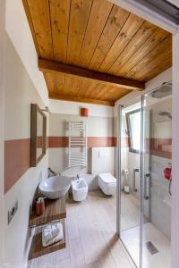 een badkamer met 2 toiletten en een wastafel bij Agriturismo Casa del Principe in Torre Bormida