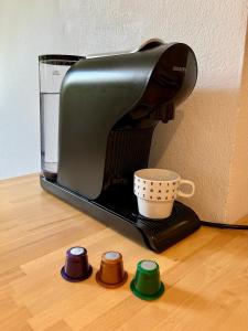 eine Kaffeemaschine auf einem Tisch mit einer Tasse in der Unterkunft Apartment 23 in Český Krumlov