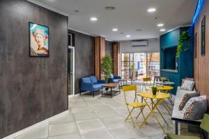 SOM Hostel By The Venue的休息区