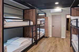 SOM Hostel By The Venue客房内的一张或多张床位