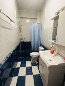 Koupelna v ubytování OROM Hostel + 30 fotografií