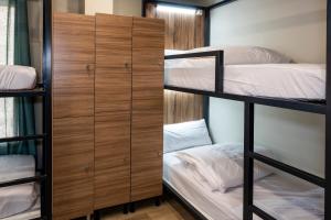 SOM Hostel By The Venue客房内的一张或多张床位