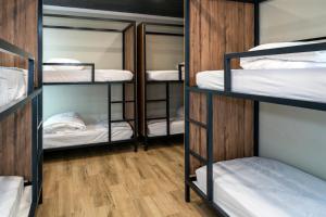 SOM Hostel By The Venue客房内的一张或多张床位