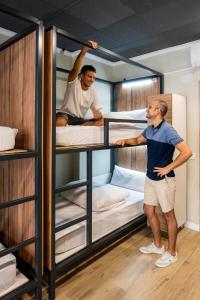 SOM Hostel By The Venue客房内的一张或多张双层床