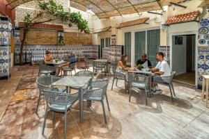 SOM Hostel By The Venue餐厅或其他用餐的地方