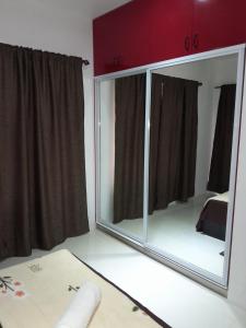 un grande specchio in una stanza con tende di Samayra's Apartment a Nadi