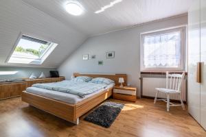 1 dormitorio con cama, escritorio y silla en Ferienwohnung Am Steinchen, en Mettlach