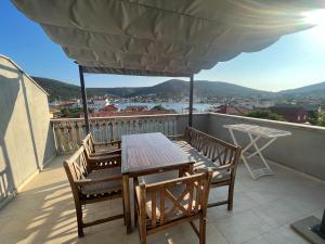 a patio with a table and chairs on a balcony at Apartment Laguna in Vinišće