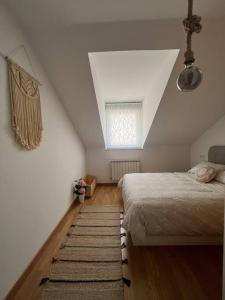 een slaapkamer met een bed en een dakraam bij Apartamento El Picu in Collanzo