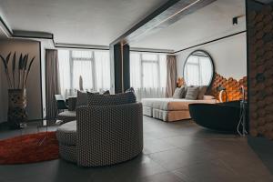 1 dormitorio con 1 cama, 1 sofá y 1 silla en Poem Suites, Las Canteras, en Las Palmas de Gran Canaria