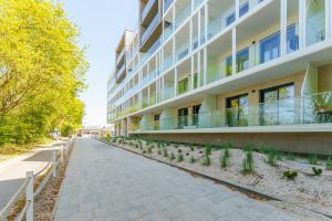 an empty sidewalk next to a building at Apartament Przy Plaży - Zielony Szmaragd by Perłowa Przystań Rent in Sianozety