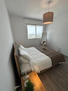 Schlafzimmer mit einem Bett und einem Fenster in der Unterkunft Seaview Pearl Suite Larnaca in Larnaka